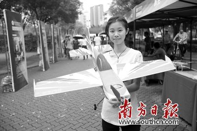 �׌����ڴ�W�������I�������ϣ�һλ�����I���g�WԺ�ČW��չʾ�o�˙C�aƷ��