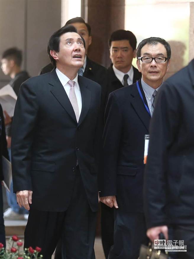 �RӢ�ţ������M��Ǖr��һ��̧�^����һ��