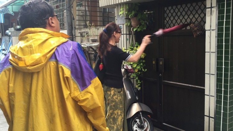 洪素珠“神隱” 民眾到其住家嗆“出來面對” 洪素珠“神隱” 民眾到其住家嗆“出來面對”