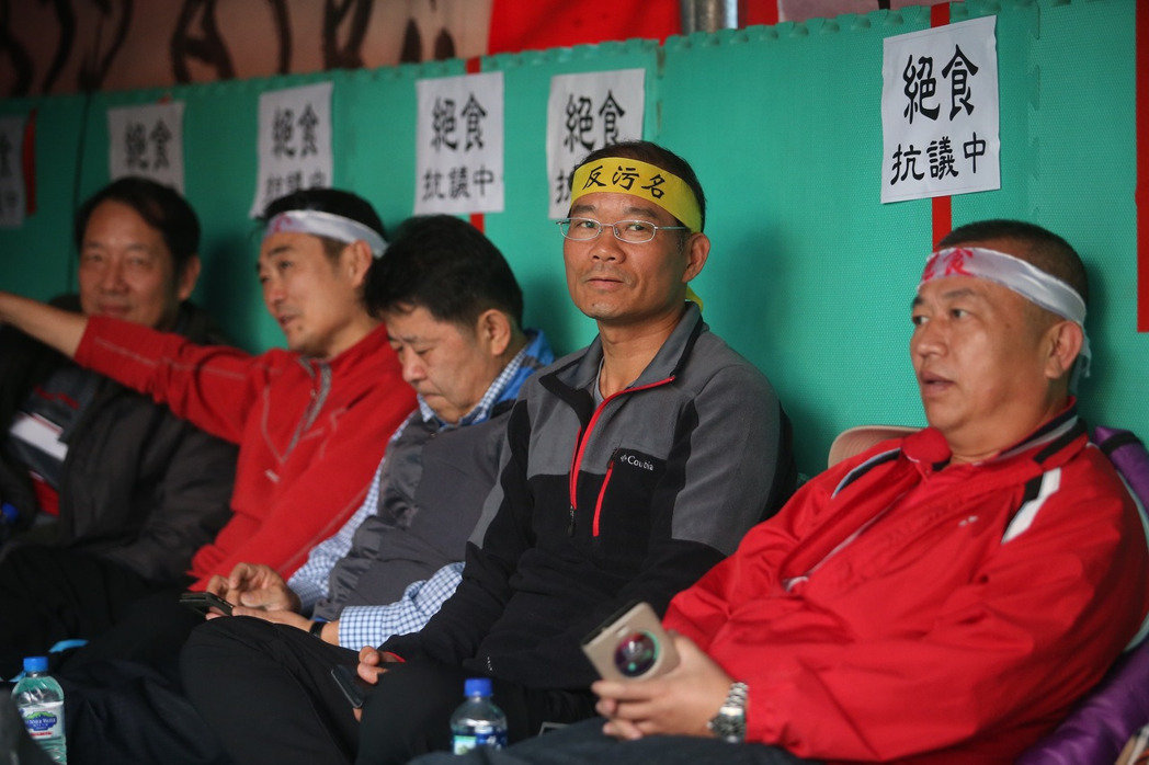 臺媒批民進黨當局年金改革大唱雙簧 臺媒批民進黨當局年金改革大唱雙簧