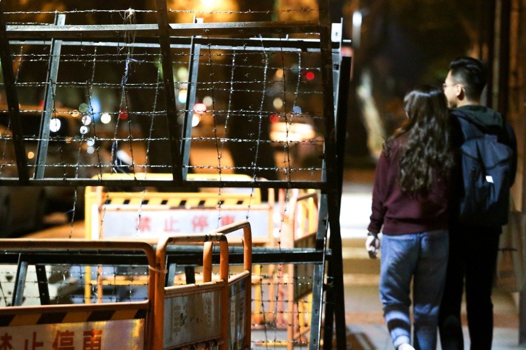 軍公教將再次發起大游行 蔡辦深夜布下拒馬嚴陣以待 軍公教將再次發起大游行 蔡辦深夜布下拒馬嚴陣以待