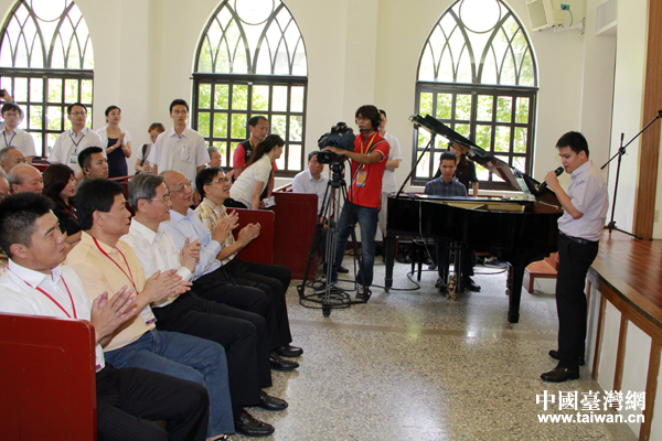 �r(sh��)�����ɰ��P(gu��n)ϵ����־܊�c��־��(qi��ng)һͬ�^��ä�_���л���äУ�W(xu��)ͯ��������